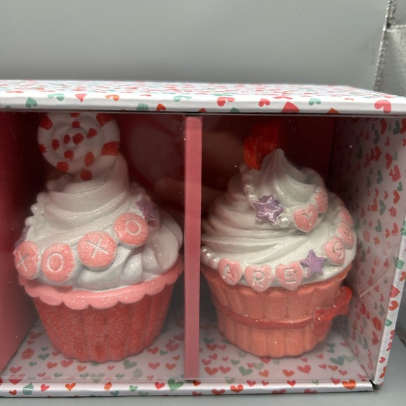 Love & Cupcakes Valentine's Day Cupcakes Figurines Shelf Sitters Set Of 3 NEW - Picture 3 of 5